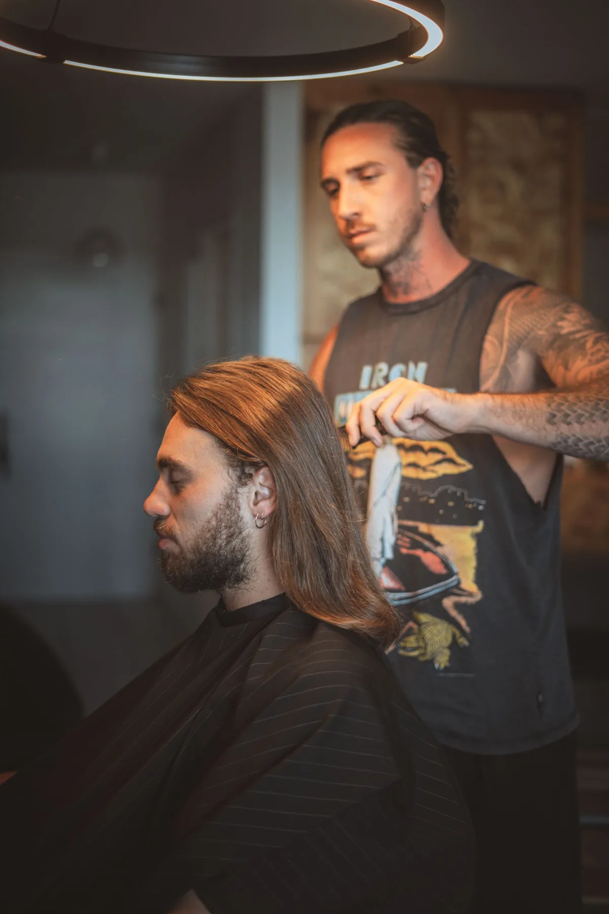Un barbier de La Barberie en pleine coupe